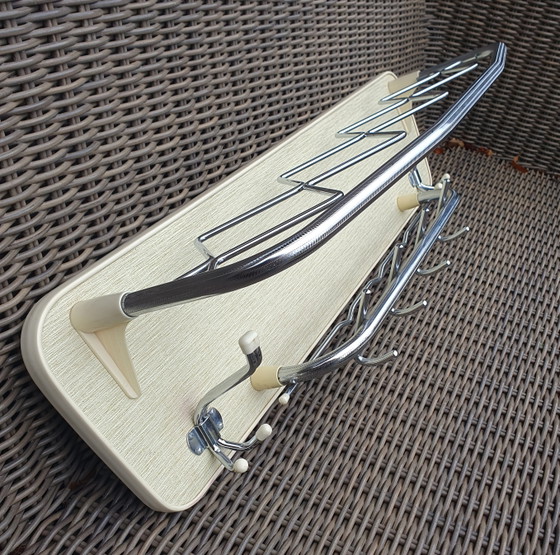 Vintage Wandkapstok Jaren 50/60 – Chroom & Crème – Kapstokken, Plastic, Wood (photo 4 of 10)
