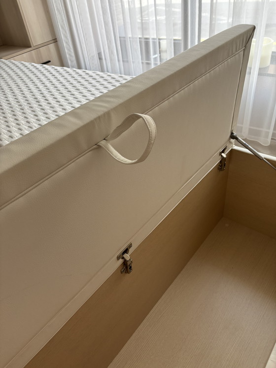 Image 1 of Repose-pieds avec grand espace de rangement