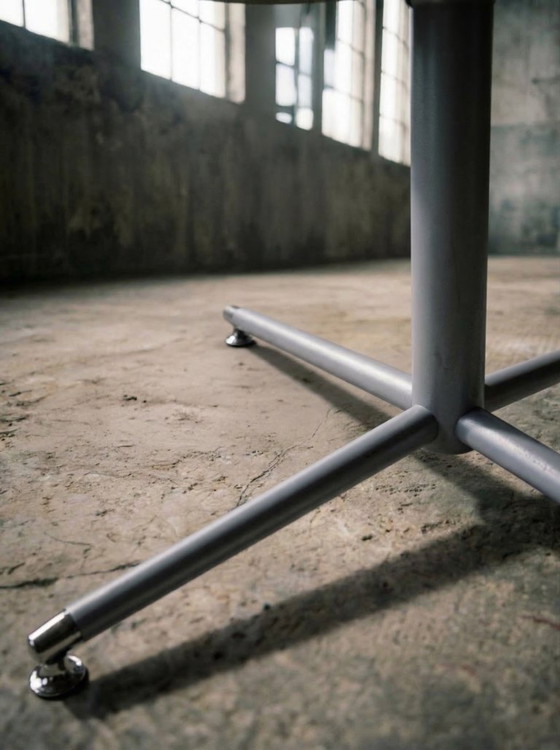 Image 1 of Artifort round table Ø100 – aluminum star base – design table