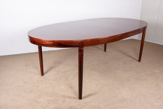 Image 1 of Gran mesa de comedor ovalada y extensible de palisandro danés, diseñada por Harry Østergaard para Randers Mobelfabrik en 1960.