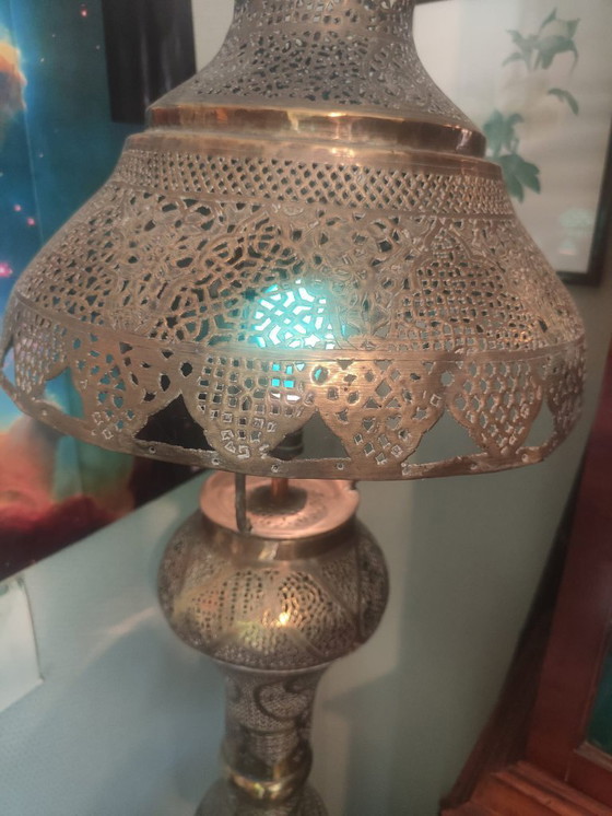 Image 1 of Lámpara de pie con base de metal dorado y cincelado.