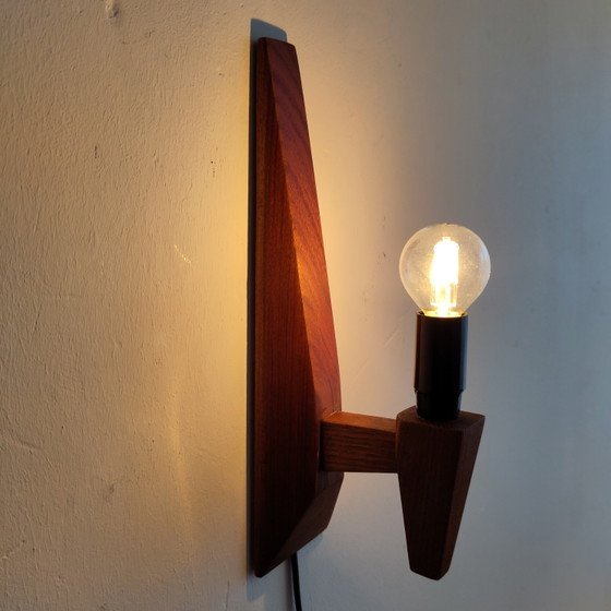 Image 1 of Dänische Teakholz-Wandlampe aus der Mitte des 20. Jahrhunderts