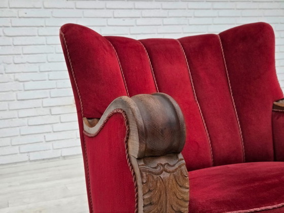 Image 1 of Deense relaxfauteuil uit de jaren 50, bekleed met velours en gesneden eikenhout.