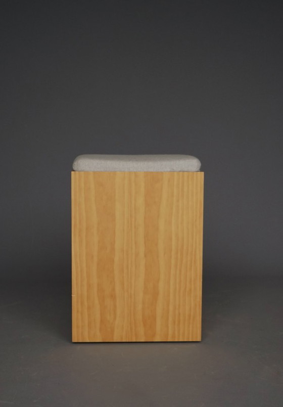 Image 1 of Zwei minimalistische Sperrholzhocker mit grauen Kissen. 1990er Jahre.