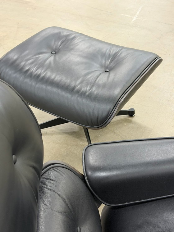 Image 1 of Fauteuil lounge Vitra Eames | Repose-pieds | Noir intégral |
