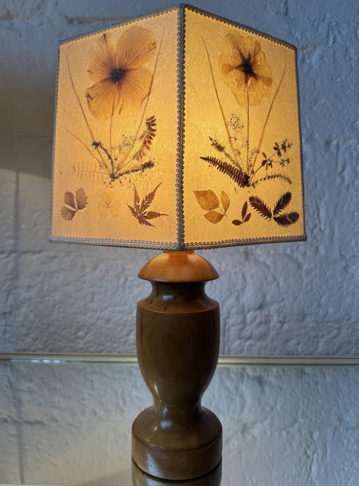 Gedrechselte Holzlampe mit Herbarium-Lampenschirm, 1970er Jahre