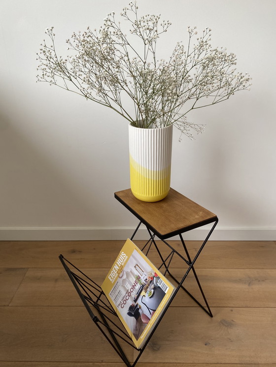 Image 1 of Table d'appoint pliante avec porte-revues des années 1960.