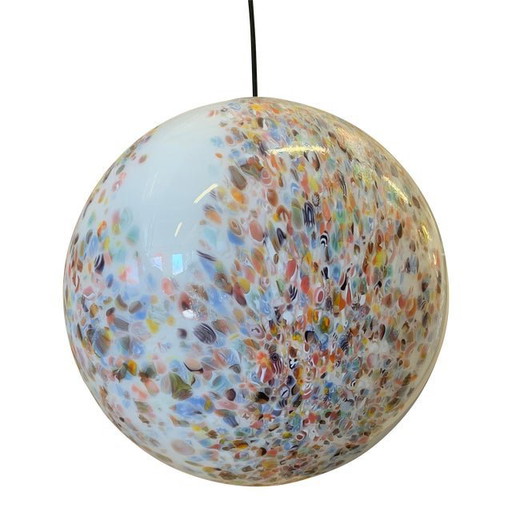 Esfera contemporánea de color blanco lechoso en cristal de Murano con murrina multicolor