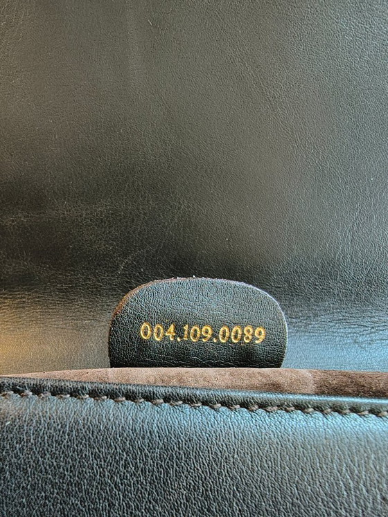Image 1 of Rara borsa a tracolla vintage Gucci in pelle scamosciata e pelle con catena GG dorata e ciondolo con stemma – Made in Italy