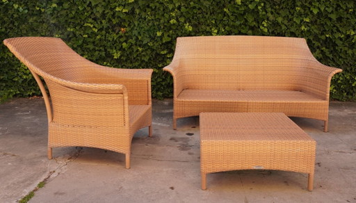 DEDON - tuinset, bestaande uit een tweezitsbank, een fauteuil en een salontafel.