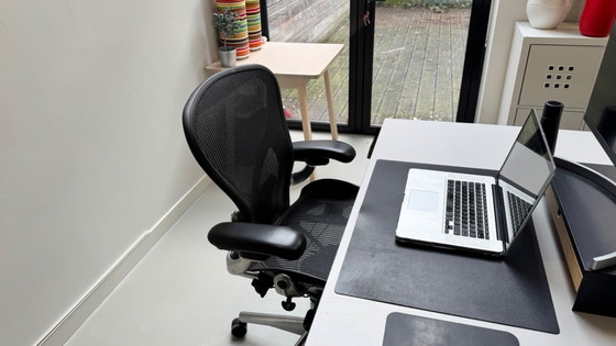 Image 1 of Herman Miller Aeron bureaustoel met chroom onderstel