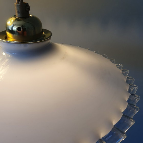 Set di Lampade a sospensione Vintage in Vetro Opalino Bianco. Modello 'Pie crust' – Metallo (photo 14 of 21)