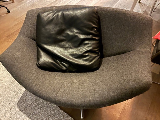 Sillón Label Gigi de fieltro gris con cojín de cuero negro de Gerard van den Berg