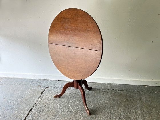 Image 1 of Table ancienne anglaise de style géorgien en chêne à plateau inclinable et piètement tripode