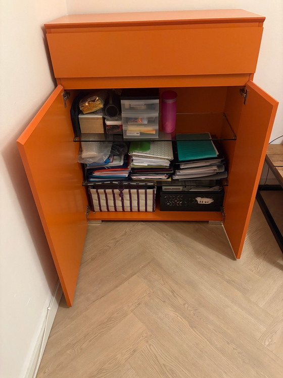 Image 1 of Orangefarbener Glasschrank / Büroschrank - Trendhopper