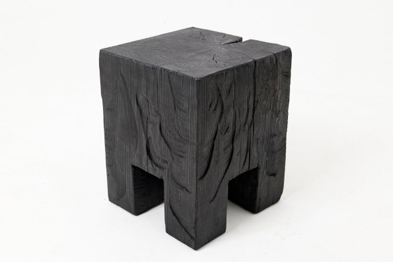 Image 1 of Table d'appoint/tabouret rustique sculptural, en chêne noir brûlé, sculpté, pièce unique, Logniture