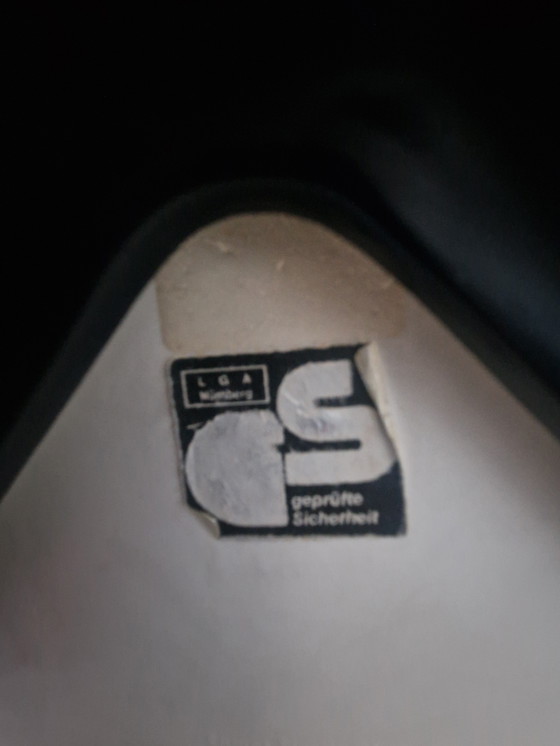 Image 1 of Vitra/Eames side chair RE on traverse with table