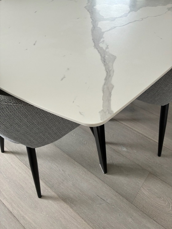 Hervorragendes Set: Keramiktisch und 6 Designstühle – Esstische (photo 4 of 10)