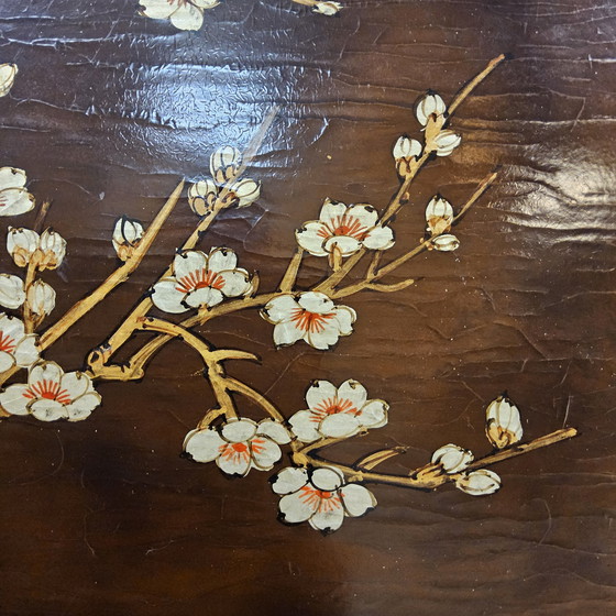 Image 1 of Mobiletto cinese d'epoca con uccelli e fiori rossi e dorati, stile bohémien / mobiletto orientale / mobiletto asiatico