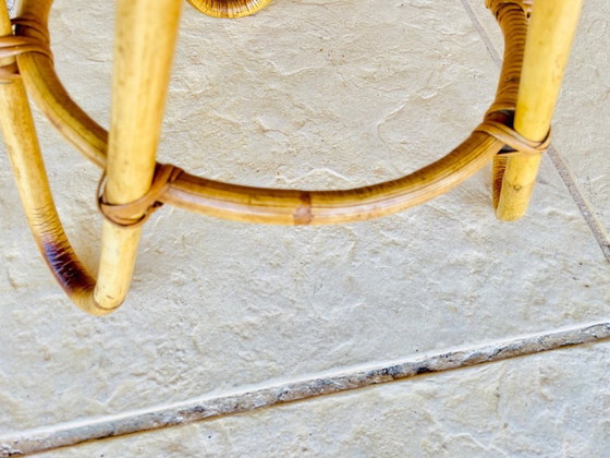 Image 1 of Mesita auxiliar de bambú y ratán de mediados de siglo, década de 1960.