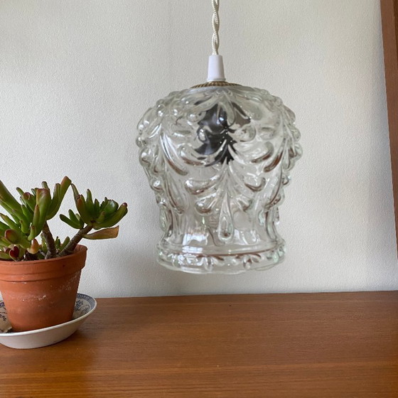 Image 1 of Vintage-style globe pendant lamp in clear glass with brass suspension bracket