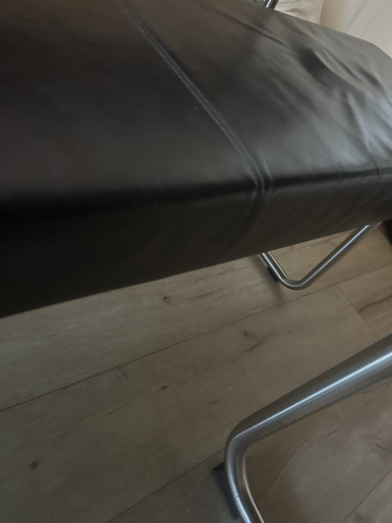 Image 1 of Gipsberger massief notenhouten tafel met 2 leren zitbanken