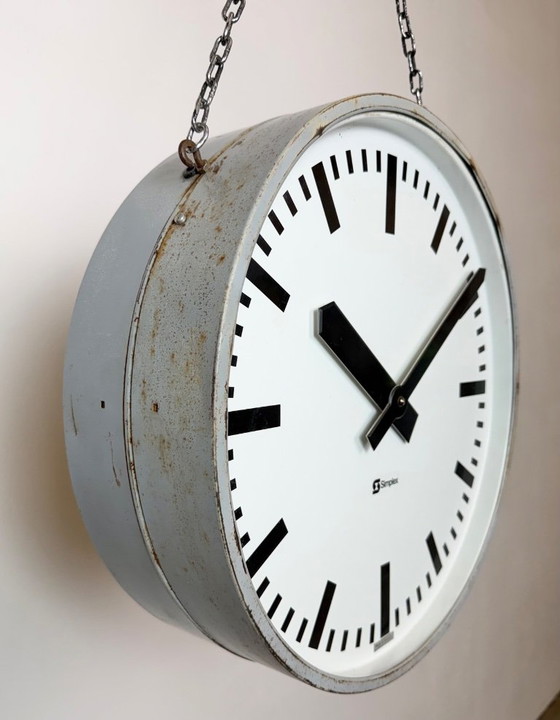 Grande horloge industrielle double face pour chemin de fer ou usine, de la marque Simlex, années 1960 (photo 7 of 18)