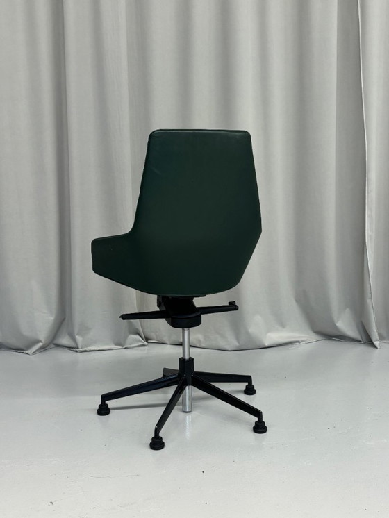 Image 1 of Sedia da ufficio in pelle verde di Arper, Italia anni 2000