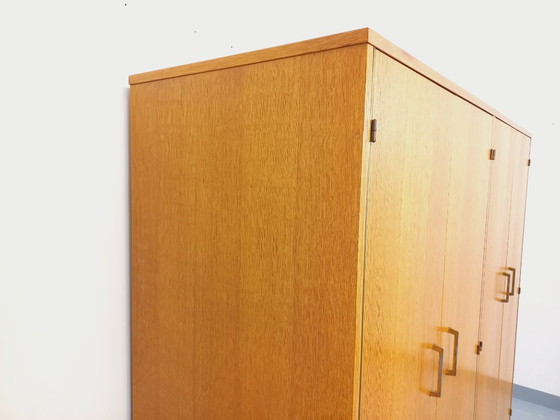 Image 1 of Armoire vintage en bois de chêne des années 60