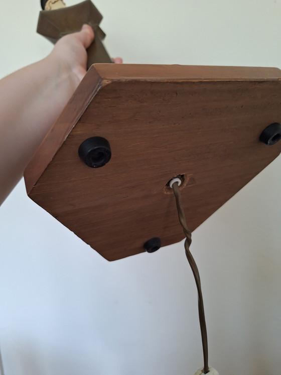 Image 1 of Lampada da tavolo vintage in ottone massiccio con base in legno