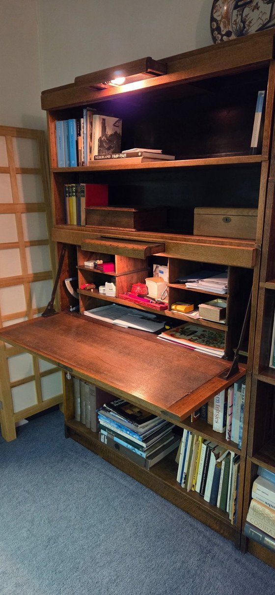 Image 1 of Antieke boekenkast met secretaire/klepbureau en verlichting