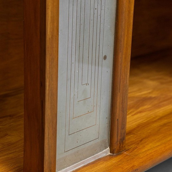 Image 1 of Aparador antiguo de madera de nogal con vetas y detalles decorativos de los años 40.