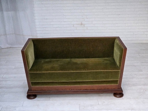 1950er Jahre, dänisches 2-Sitzer-Sofa, original grüner Möbelvelours, Eichenholz.