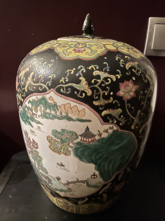 Image 1 of Grote Antieke Chinese gemberpot of vaas met Famille Noir Decor