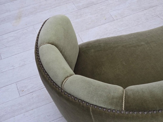 Image 1 of Dänisches 2-Sitzer-Sofa „Banane“ aus den 1970er Jahren, grüner Möbelveloursbezug, Beine aus Eichenholz.