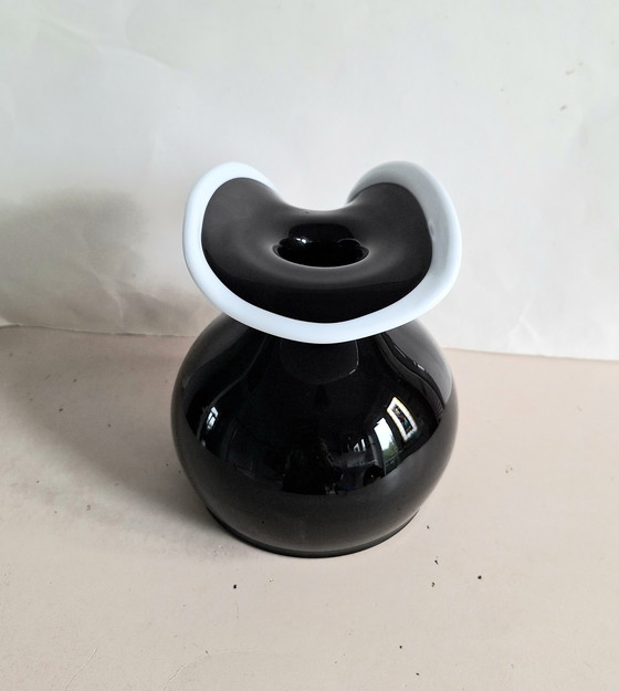 Image 1 of Jerzy Stuczan Orkusz design Glassware Poland. Vase noir avec col blanc. Type Napoléon Huta.