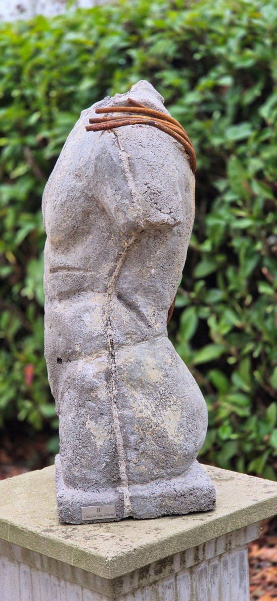 Escultura de hormigón • Torso figurativo • Textura natural • Metal oxidado – Iron (photo 7 of 8)