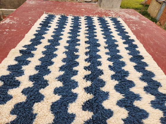 Image 1 of Blauw & Ivoor Beni Ouarain tapijt 274x208 cm – Handgemaakt Marokkaans wollen tapijt – Modern gestreept Berberdesign