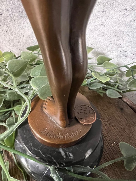 Image 1 of Bronzeskulptur einer stehenden Dame auf Marmorsockel