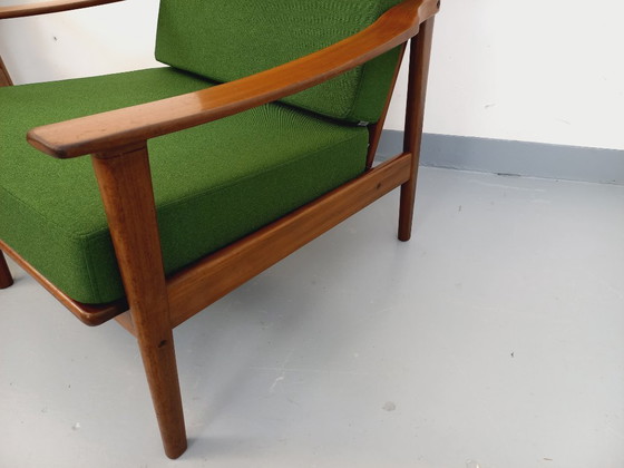 Image 1 of Een paar vintage Scandinavische fauteuils van teakhout met groene stof uit de jaren 60.