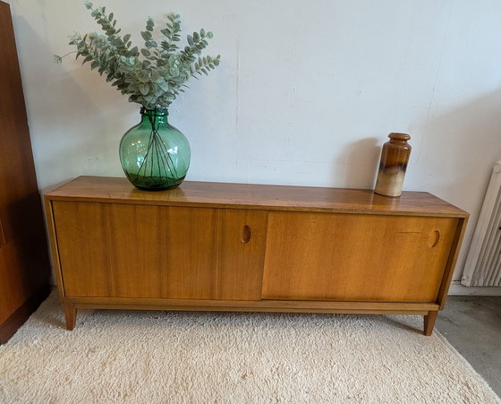 Image 1 of buffet bas vintage, style milieu du siècle, avec portes coulissantes