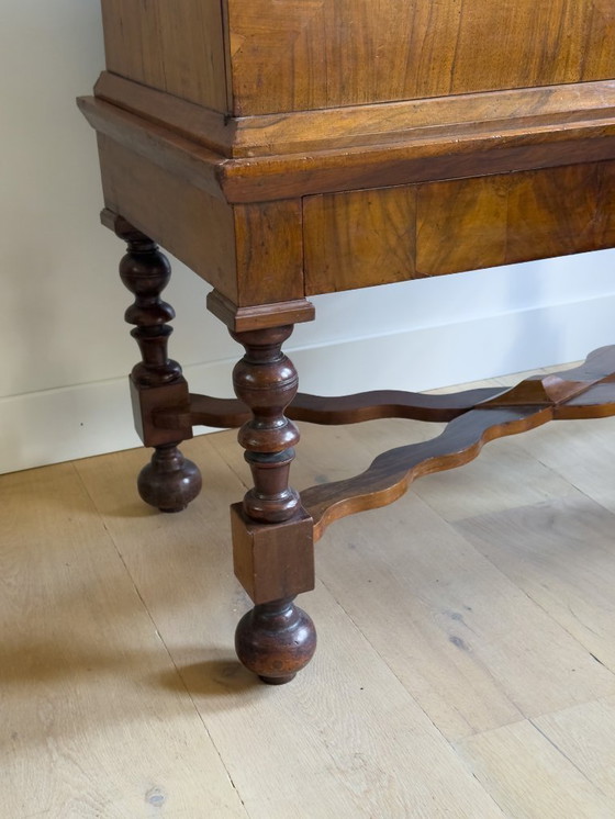 Image 1 of Elegante gabinete con patas en cruz de nogal del siglo XVII
