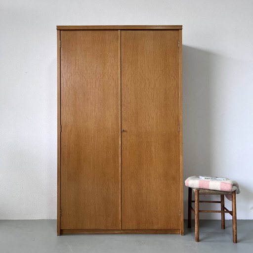 Kleiderschrank aus der Mitte des Jahrhunderts