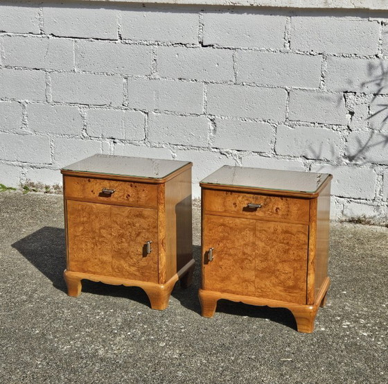 Image 1 of 2 tables de chevet Art déco françaises anciennes - Ensemble de 2 tables de chevet en loupe de bois et verre - Années 30