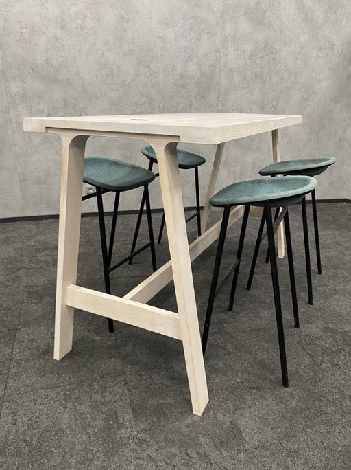 Montis Doble design table with 4 bar stools