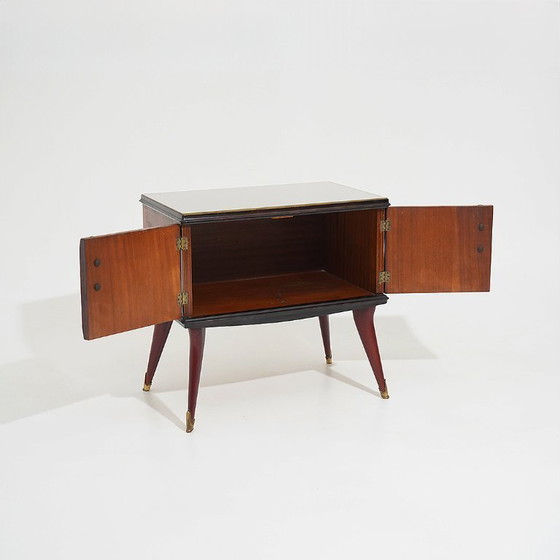 Image 1 of Twee nachtkastjes met glazen blad, jaren 1950
