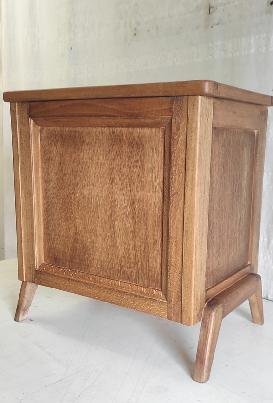 Image 1 of Mesita auxiliar modernista de madera maciza - década de 1950