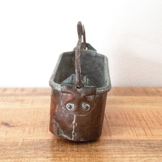 Image 1 of Cacerola antigua de cobre para guisar pescado: con relieve de grifos y flor de lis.