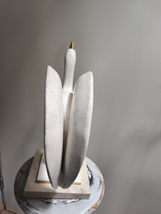 Image 1 of Autentico uccello acquatico in pietra tassellata Maitland-Smith su piedistallo - Stile Hollywood Regency