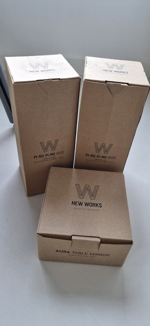 1x Aura Tischspiegel + 2x Pi-No-Pi-No Vase von New Works